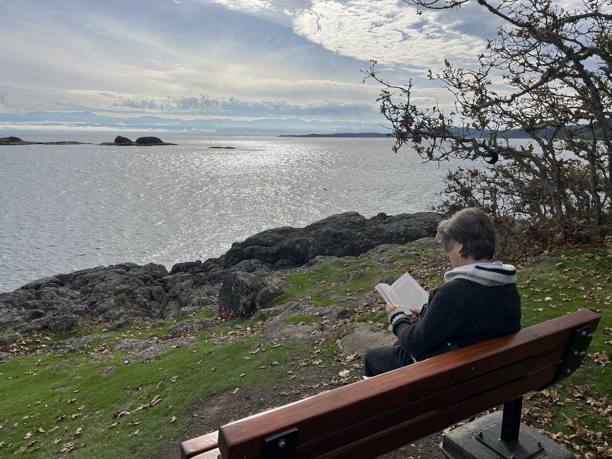 lizzie_keogh's tweet photo. @ruthmariehogan #KeeperOfLostThings on tour in Vancouver Island. https://t.co/N6gK0vYEhi
