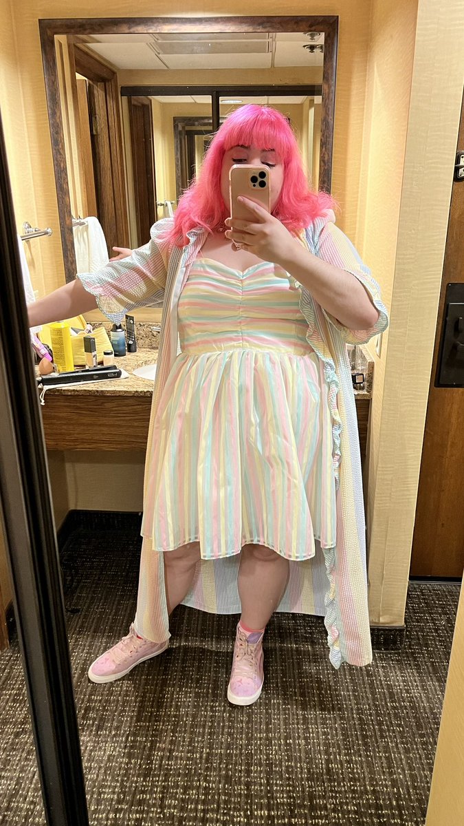 meowitsmartha's tweet photo. Turned into a marshmallow for Northern Lights tonight! ✨ Come see me &amp; all of the other talented idols performing at 7:30! #northwestidolfest #nwidolfest #nwif https://t.co/jpGuAxf1Is