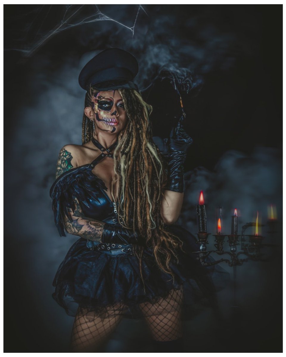 Halloween with my girls 🖤
Makeup - Dirección : <a href="/raven/">raven</a>.art.raven 
Fotografia 📸 : @andretowersph 
Los mejores aliados en Styling para #halloween @androginadisfraces