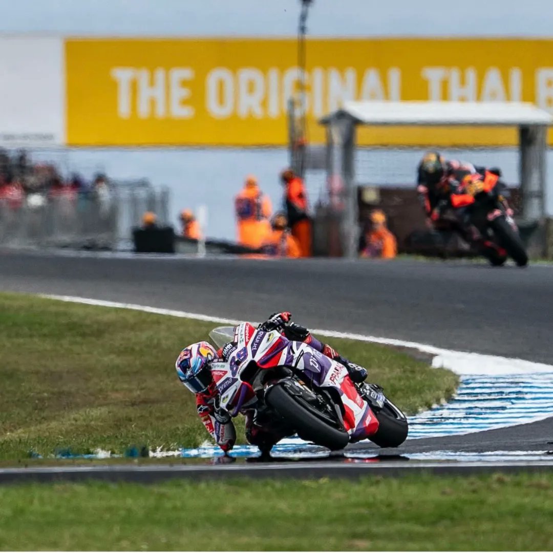 fcjorgemartin's tweet photo. Sábado de carreras, con una pole , récord y 🅿️5️⃣ #AustralianGP
Mañana más @89jorgemartin 💪🏻
#FanClubJorgeMartin
#JM89 #JM88Forever
#Martinator #CabezaYGas #Sangre
#PrimaPramacRacing #ForzaDucati
#FamilyJM #MotoGP https://t.co/sNC9ebMRSA