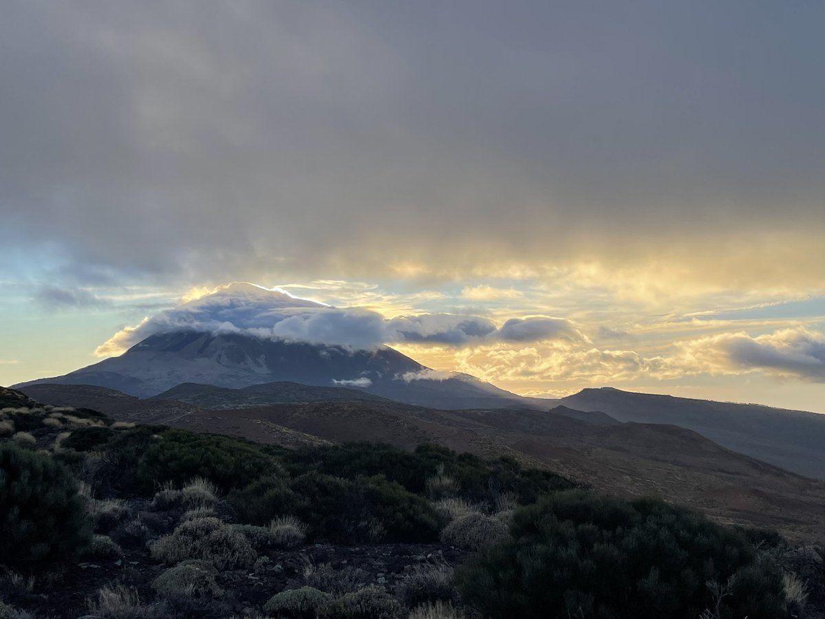 Atardecer de hoy,lloverá?<a href="/esoj1973/">José  Ignacio Hdez M</a> <a href="/tenerife_meteo/">Meteo_Tenerife</a> <a href="/tiempobrasero/">Tutiempo</a> <a href="/AEMET_Izana/">AEMET_Izaña</a>