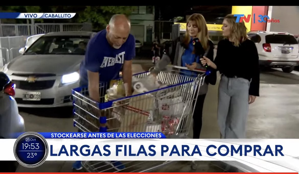 JonatanViale's tweet photo. Súper y mayoristas explotados por miedo a lo que pueda pasar el lunes.

La gente ya sabe que hay inflación reprimida y que el dólar estar anclado artificialmente. 

Aun con 12 por ciento mensual, la sociedad entiende que puede ponerse peor.

Esto es Massa. https://t.co/85CDCX4Nq1