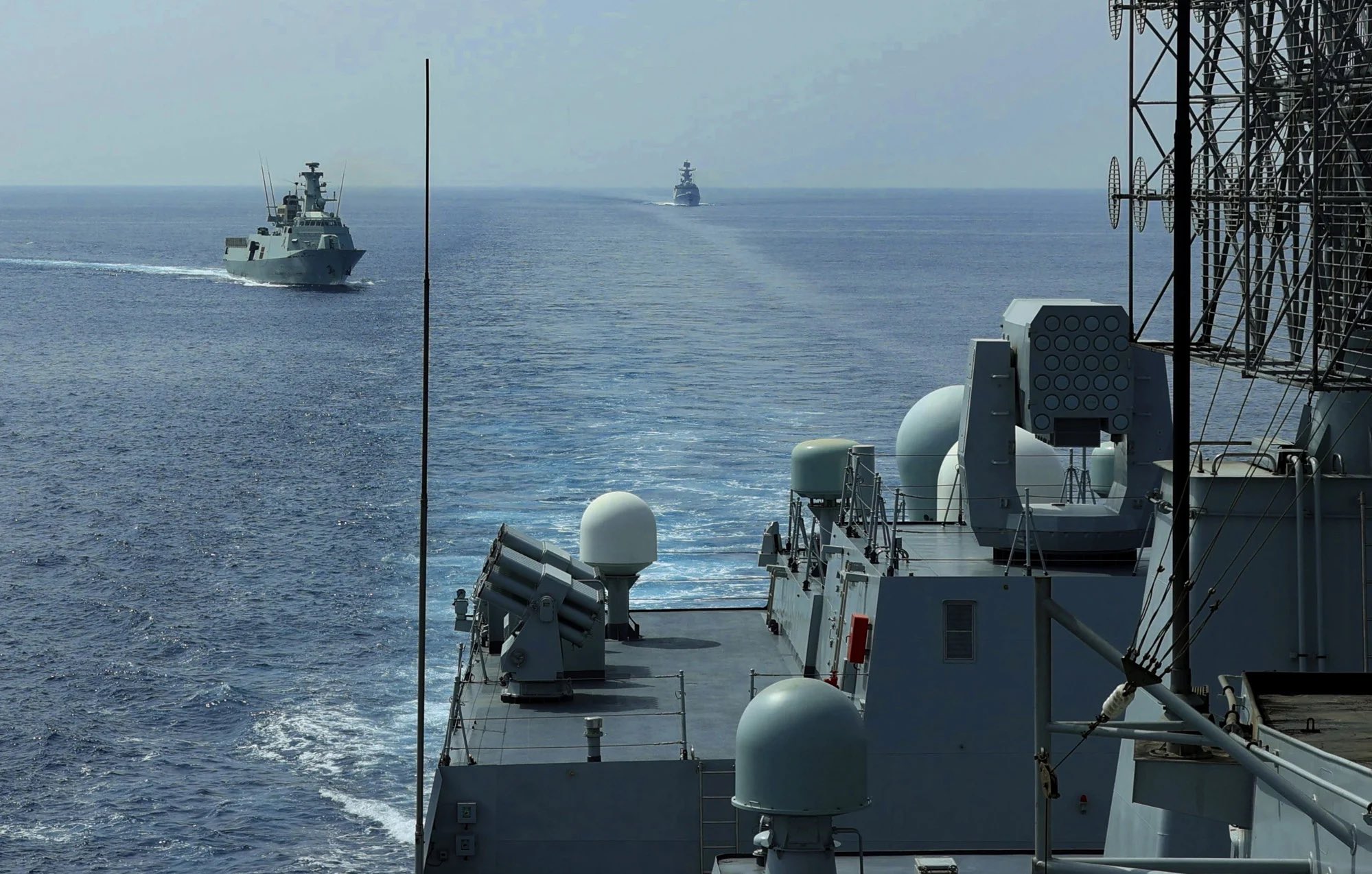 [問卦] 中國往中東派了6艘軍艦 開趴踢？