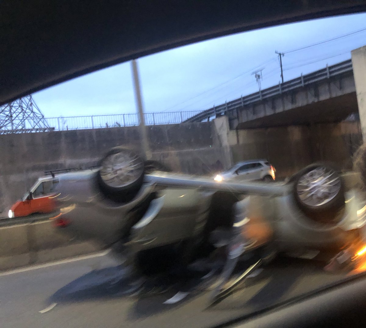 solotransito's tweet photo. Hace un rato /
Choque y vuelco en Av. Gral Paz metros antes de Av. Constituyentes mano al rio AHORA- demoras por dos carriles obstruidos por la policía que trabaja en el lugar. Sin víctimas al parecer.  Via @JohnnyLopezok https://t.co/dazQcFG40f