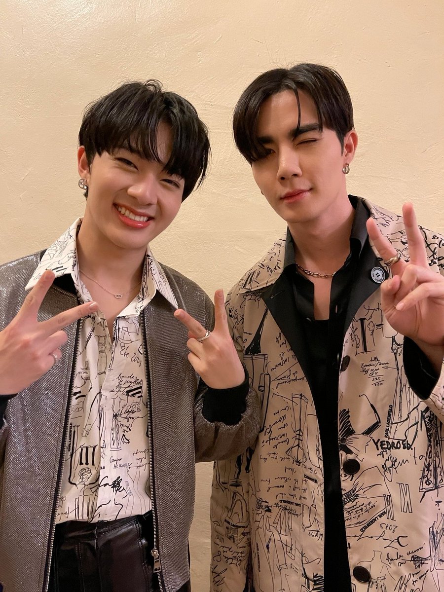 DomundiTV's tweet photo. “ซี” @zee_pruk และ “นุนิว“ @CwrNew พร้อมเจอกับทุกคนแล้วใน ZEENUNEW 1st JOURNEY IN LOS ANGELES✨

Zee and NuNew are now ready to meet everyone at  ZEENUNEW 1st JOURNEY IN LOS ANGELES 🥰

#ZeeNunew1stJourneyinLA https://t.co/laLgIX5sc8