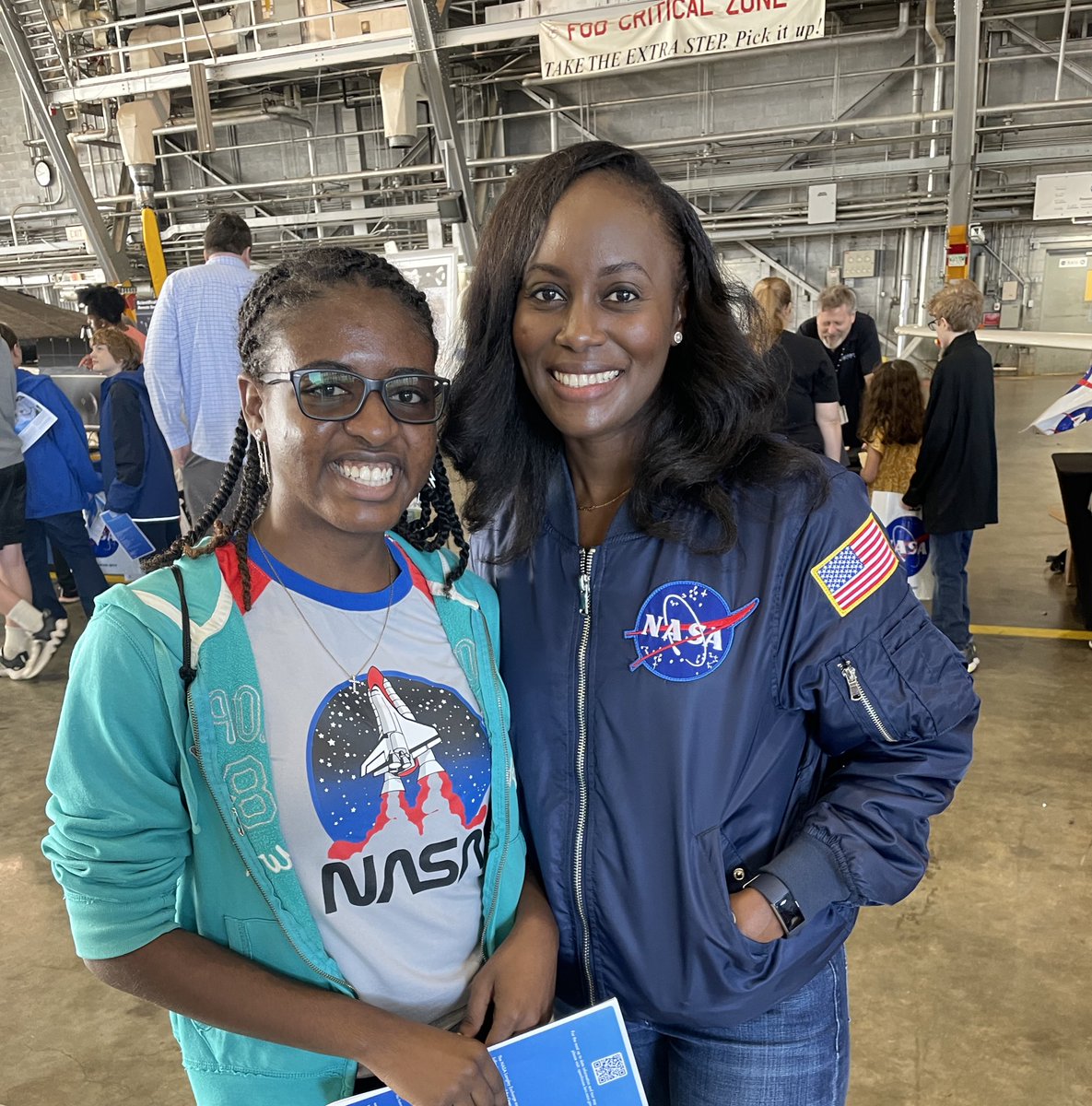 Fun day at #NASALangleyOH! We were greeted by an astronaut 👩🏾‍🚀 I got to dress like a scientist and get Clean Room ready! 🥼Ran into an old friend 🥰 and I met the wonderful Dr. <a href="/wendy_okolo/">Dr. Wendy A. Okolo</a> ⚛️ (also met a long time twitter buddy <a href="/AstroFrog83/">Mario 🪐🌒🌞🌌🔭🐸</a> 🔭)