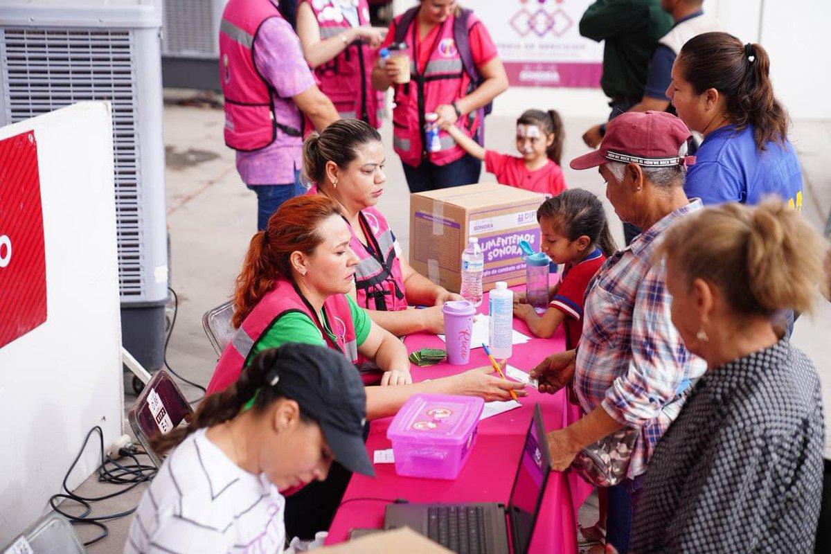 LoreniaValles_'s tweet photo. También llegamos a la colonia Nuevo Hermosillo con la “Feria de Servicios por la Transformación” de @gobiernosonora. Llevamos los programas, trámites y servicios sociales de @DIFSonora directamente a las colonias; solo así es posible garantizar el acceso de la gente al bienestar. https://t.co/XTeICpwjcU