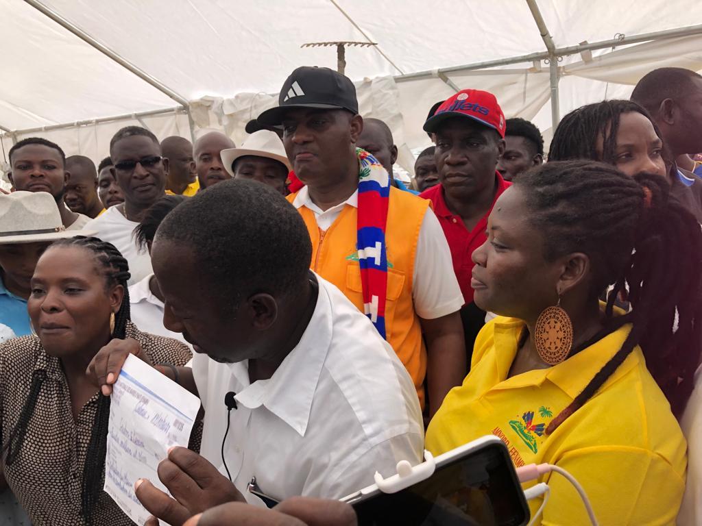 RezoNodesNews's tweet photo. Federasyon Nasyonal Majistra Ayisyen yo (FENAM) remèt samdi 21 oktòb 2023 a,  yon chèk 4 Milyon ((4.000.000) Goud bay komite jesyon kanal la pou kontinye travay konstriksyon kanal irigasyon sou la rivyè masak la. Abòne (Suivre), Pataje, Kòmante, Like (J'aime) https://t.co/qt0oS6qEvw