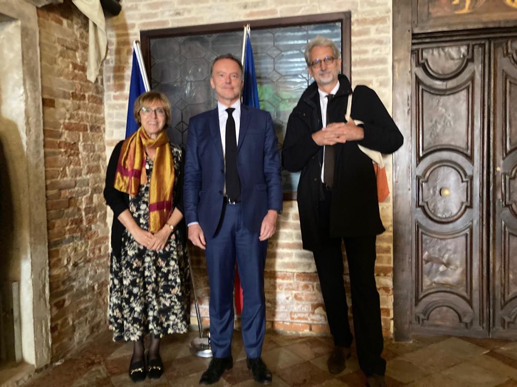 martin_briens's tweet photo. Nel Veneto vivono circa 4000 francesi. Adesso possono avere come punto di riferimento  la nuova sede del consolato onorario, ospitato nel Palazzo Dolfin Gabrielli, inaugurata oggi alla presenza della bravissima console onoraria Marie-Christine Jamet, che guida anche l'Alliance 🇫🇷 https://t.co/MhnQwnlUnz