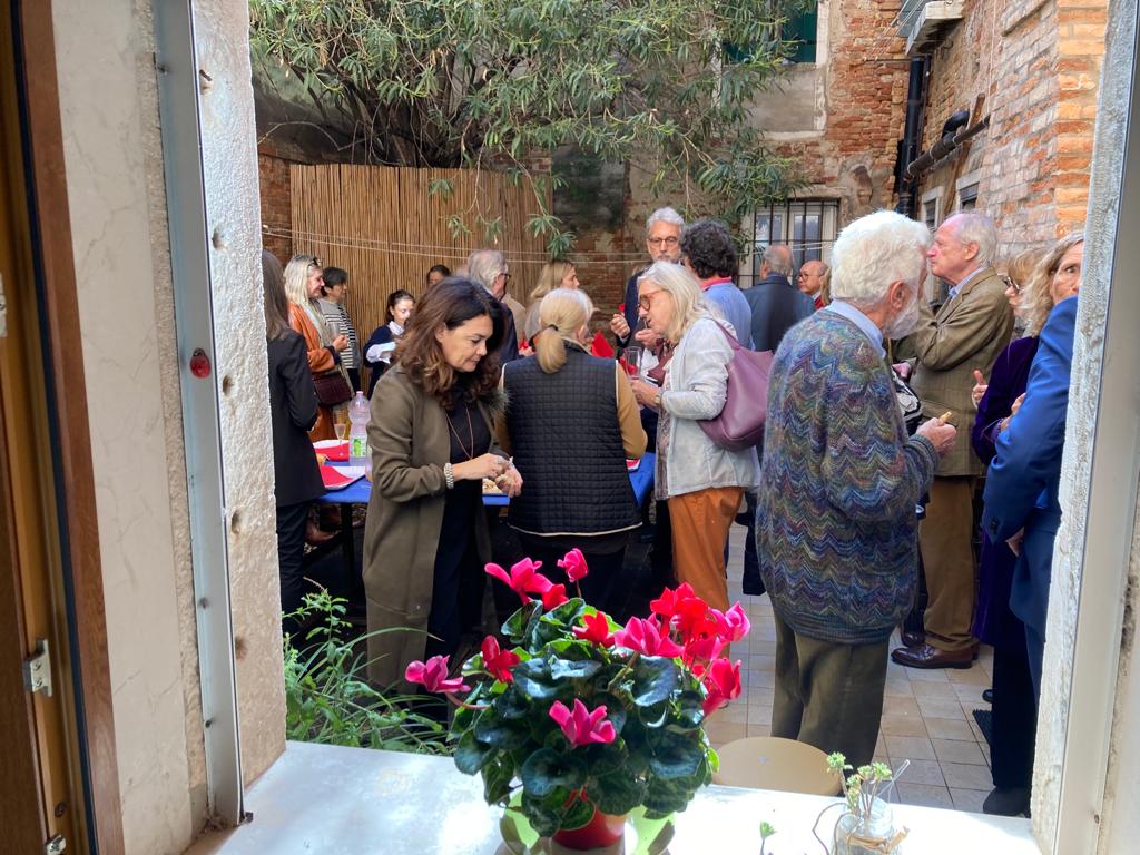 martin_briens's tweet photo. Nel Veneto vivono circa 4000 francesi. Adesso possono avere come punto di riferimento  la nuova sede del consolato onorario, ospitato nel Palazzo Dolfin Gabrielli, inaugurata oggi alla presenza della bravissima console onoraria Marie-Christine Jamet, che guida anche l'Alliance 🇫🇷 https://t.co/MhnQwnlUnz