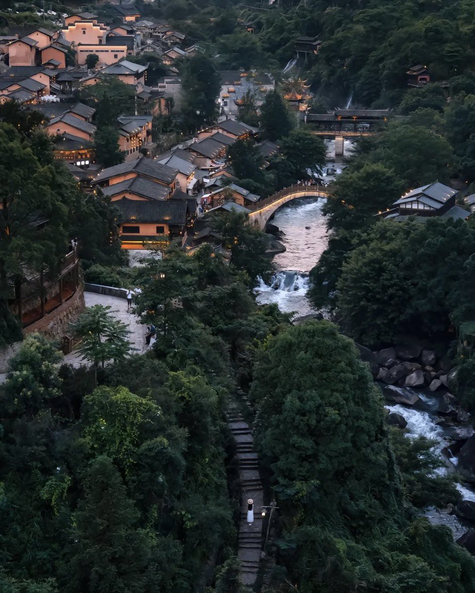 JunsongLin10784's tweet photo. This is not CG, it is a real world. Location: Wangxian Valley, Jiangxi, China. Wangxian Valley means the valley where you can see gods. I am very happy that this is one of the scenes I want to choose. https://t.co/E4v8swoGx1