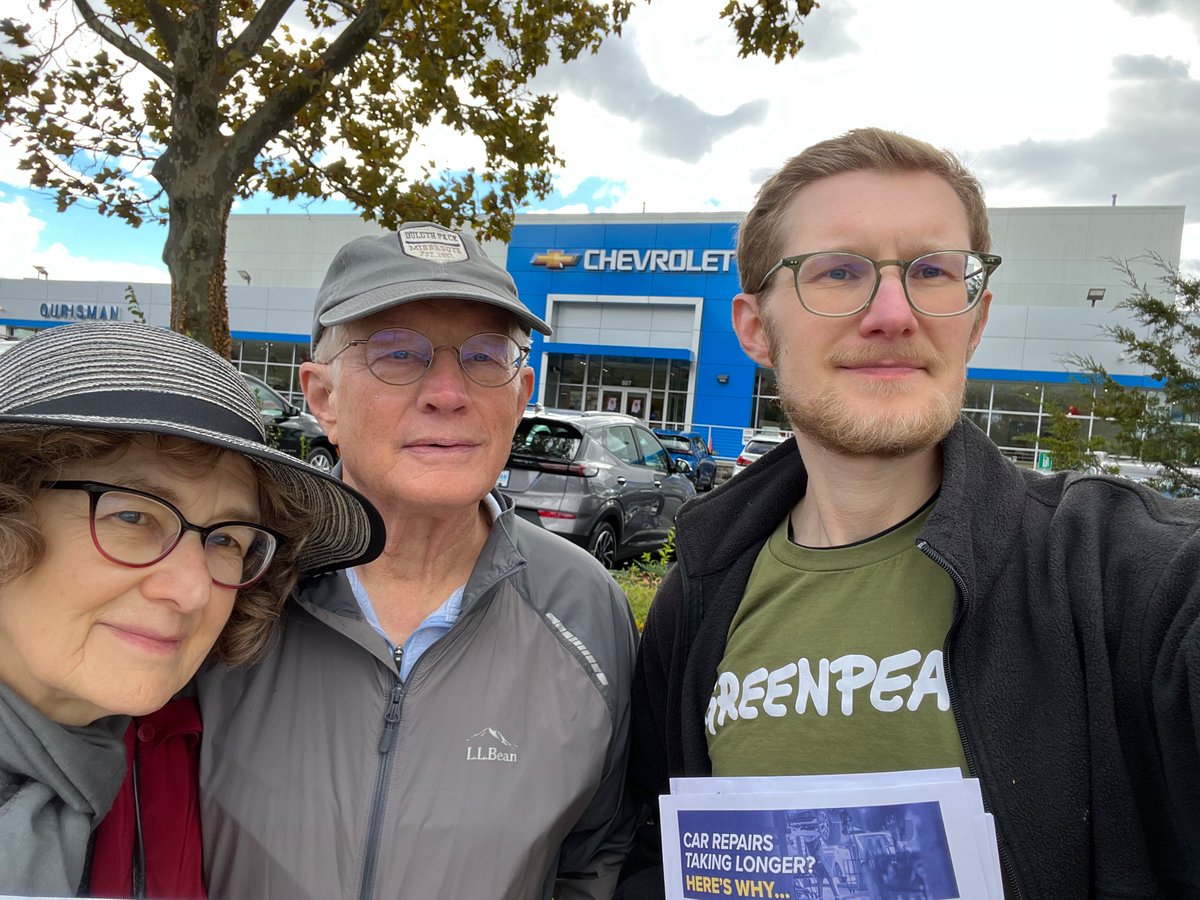 Ekojo's tweet photo. Canvassing Chevy dealership to support @UAW autoworkers on strike! Worker need a record contract while corporate execs at the Big 3 rake in record profits. Worker justice is #ClimateJustice #standUpUAW 
@greenpeaceusa https://t.co/RQ4OO9gonK