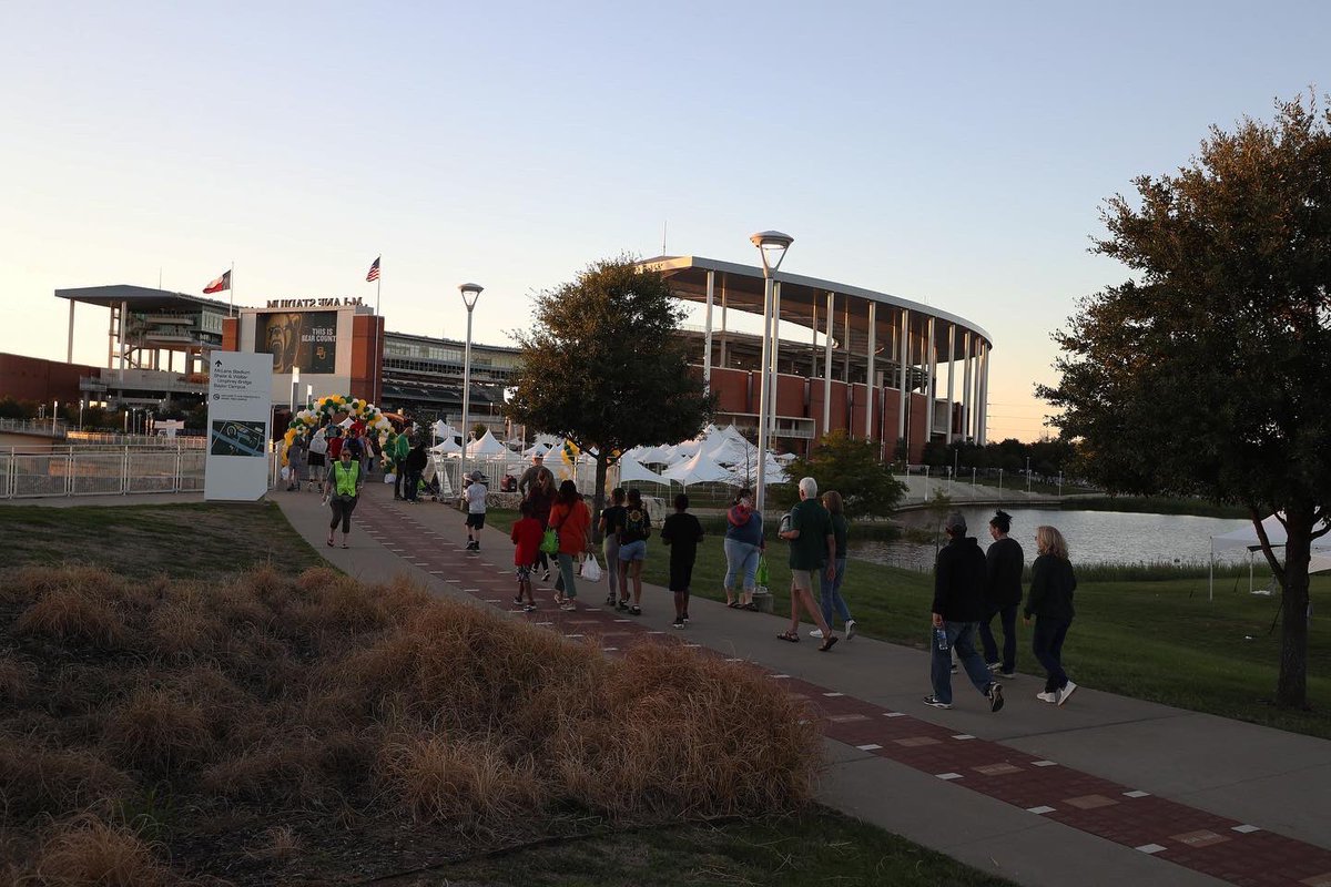 McLaneStadium's tweet photo. 1️⃣ week since @Baylor ‘Faculty & Staff Appreciation Night’ was hosted at McLane Stadium & #TouchdownAlley
We hope everyone had an incredible evening! Thank you for everything you do for the Baylor Family! 🫶🐻
#SicEm #VisitMcLane #ThisIsBearCountry https://t.co/KcgrYnsvvw