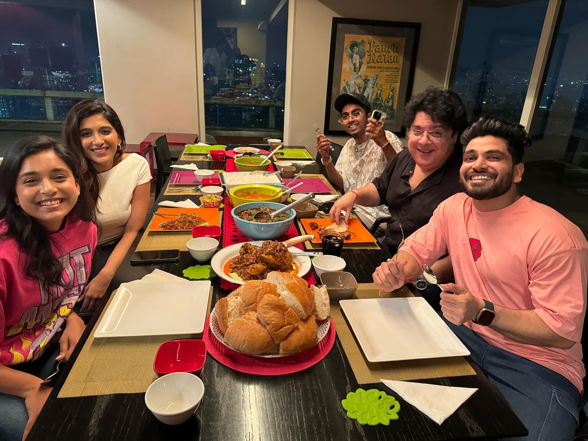 #BB16 - Mandali reunion 🥹

#FarahKhan shared a photo of #ShivThakare, #MCStan, #NimritKaurAhluwalia, #SumbulTouqeerKhan and #SajidKhan having dinner at her home.