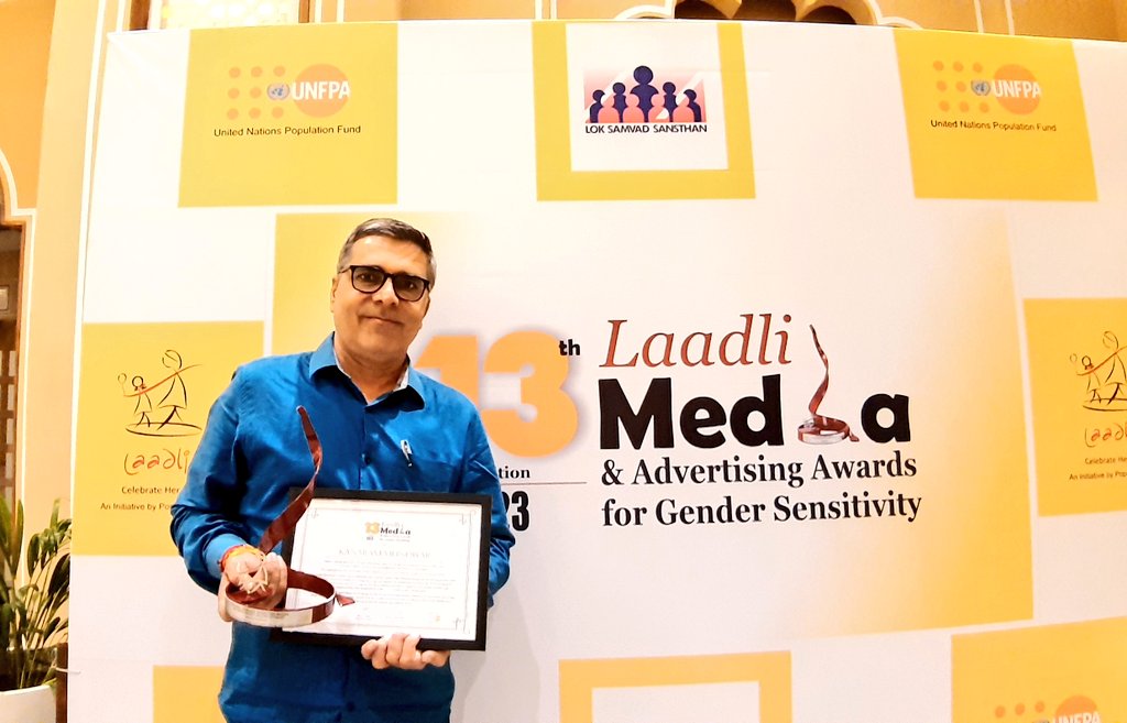 Krmundiyar's tweet photo. #LaadliMediaAwards2023 #13LaadliMediaAward #GenderSensitivity #LaadliMediaAwards #Jaipur
#ThanksRajasthanPatrika 
#achievement #MyAchivement #JournalistAward 
#PopulationFirst  
@Krmundiyar 

See full Program Video ⏯ ⬇️
https://t.co/79NaAStMQ2 https://t.co/NOK4zlr8aB