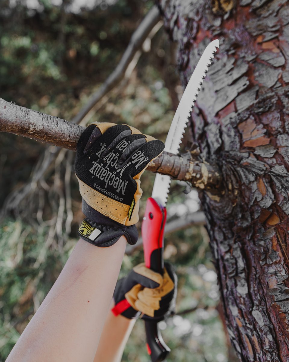 Mechanix_Wear's tweet photo. Tackle fall clean up with help from the Material4X FastFit. Perfect for any home improvement projects you're crossing off before the cold weather strikes. https://t.co/6DoCeOoauL
#MechanixWear #MechanixGloves #FallYardCleanUp #HomeImprovement https://t.co/ewvus9fQSC