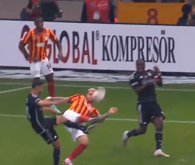 Mauro Icardi'nin verilmeyen penaltısı

Erman Toroğlu: "Icardi topa vuracakken ayağına darbe geliyor. Net penaltı. Hakem bunu atladı peki VAR? Neden 'Gel bak' demedi VAR Abdulkadir Bitigen? Hadi şu pozisyonu Şampiyonlar Ligi'nde penaltıyı verme bakalım ne oluyor?"