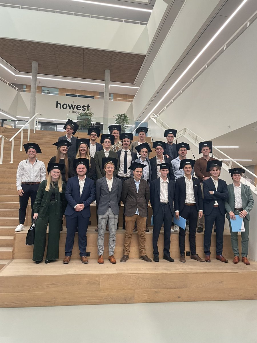 gentsofinesse's tweet photo. Hupsakee! Alweer een lichting die de vleugels uitspreidt. Bijzonder trotse docent alhier ππ #howest #howestvibe #proclamatie #journalisteninspe https://t.co/ANB6LTa1uQ