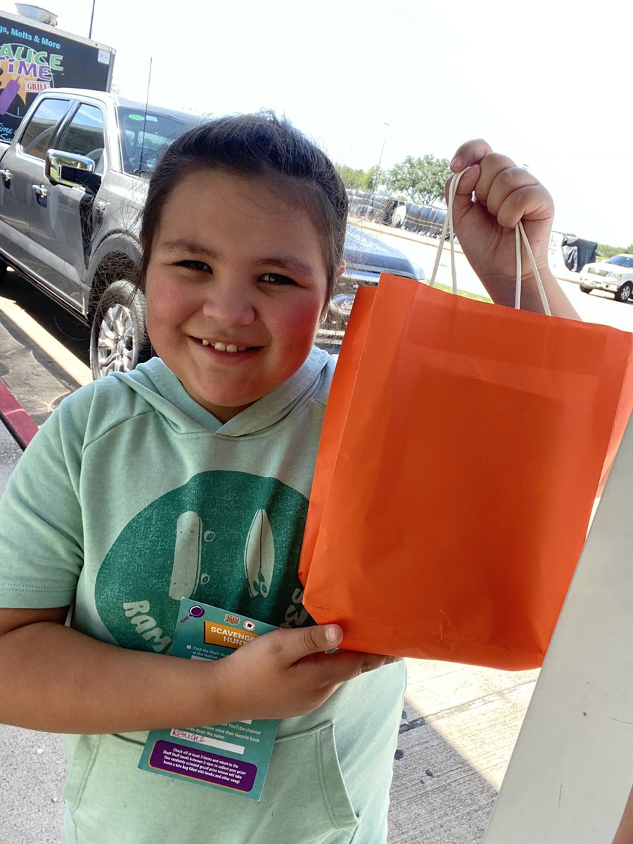 GloriaLuevano4's tweet photo. Door prize winner! #TweensRead23 https://t.co/cHebnB8hrn