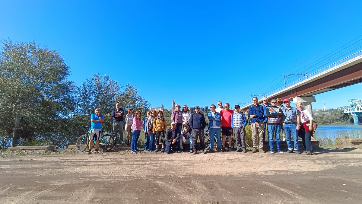AnilloSevilla's tweet photo. 🚶🏻‍♀️👀🌳 Nos hemos reunido mucha gente en la visita a la Dehesa de Tablada guiada por @curroonate, de @RedClima, para explicar la importancia de que este gran espacio natural sea protegido e integrado en el Anillo Verde Metropolitano.

Próxima visita 🔜 Isla de Tercia, 28 octubre. https://t.co/ejHsjo05Kj