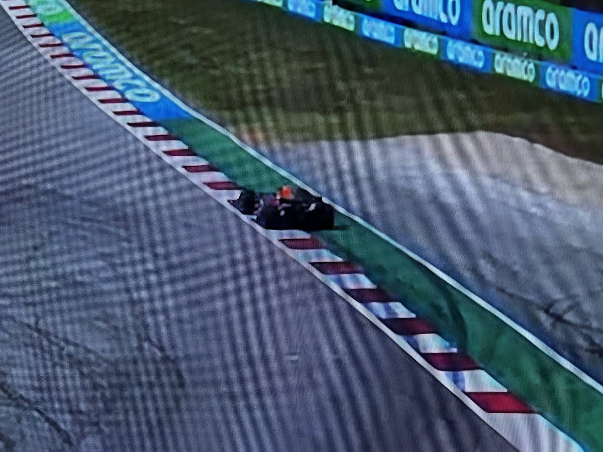 FerrariNewsUK's tweet photo. 📸 - Verstappen exceeded track limits on his only fast lap in SQ2.

He was not penalised. https://t.co/VVdcs5GwFW