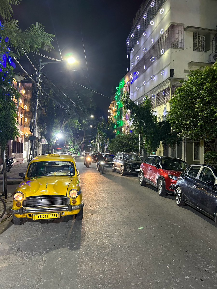 Any yellow taxi/Ambassador lovers? 😍♥️

#Kolkata #Ambassador #PujoVibes