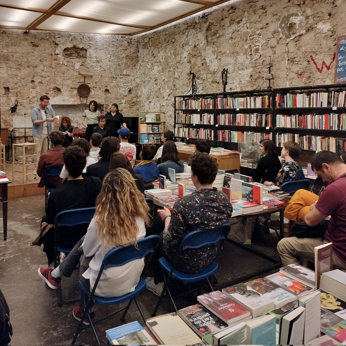 EscriptorsAELC's tweet photo. ❤️🔥"Llibre dels homes": akelarre pòetic a @LaCalders en homenatge a @dolorsmiquel2 per cloure el #QLit2023
Amb Cati Coll, @MariaIsernO, Laura G. Ortensi i Raquel Santanera. https://t.co/dVqgq2otAG