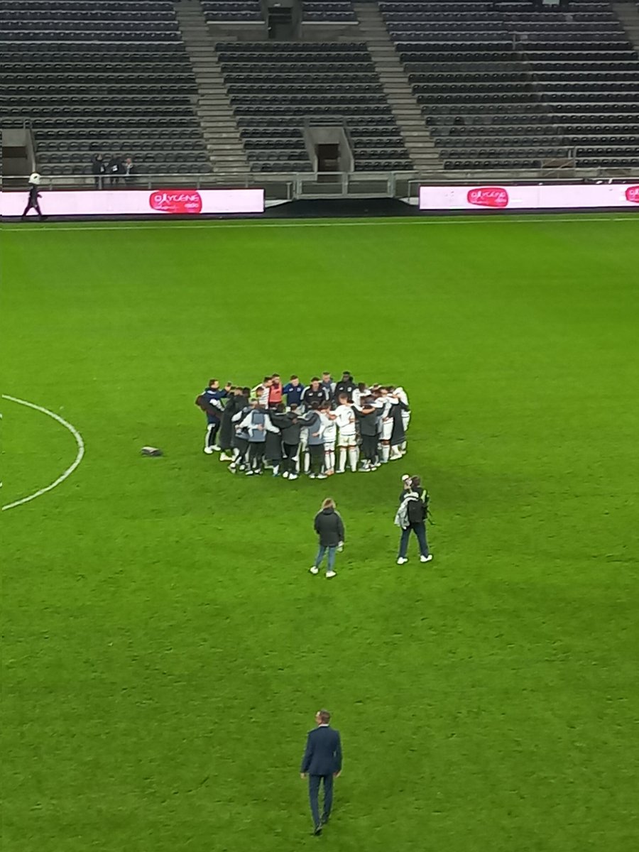 Albert Riera a réuni ses joueurs sur le terrain après la défaite à Angers (2-0). Discours de deux bonnes minutes, très tonique, que l'on devine mobilisateur. Le groupe a ensuite essuyé les sifflets du parcage de supporters bordelais. #SCOFCGB
