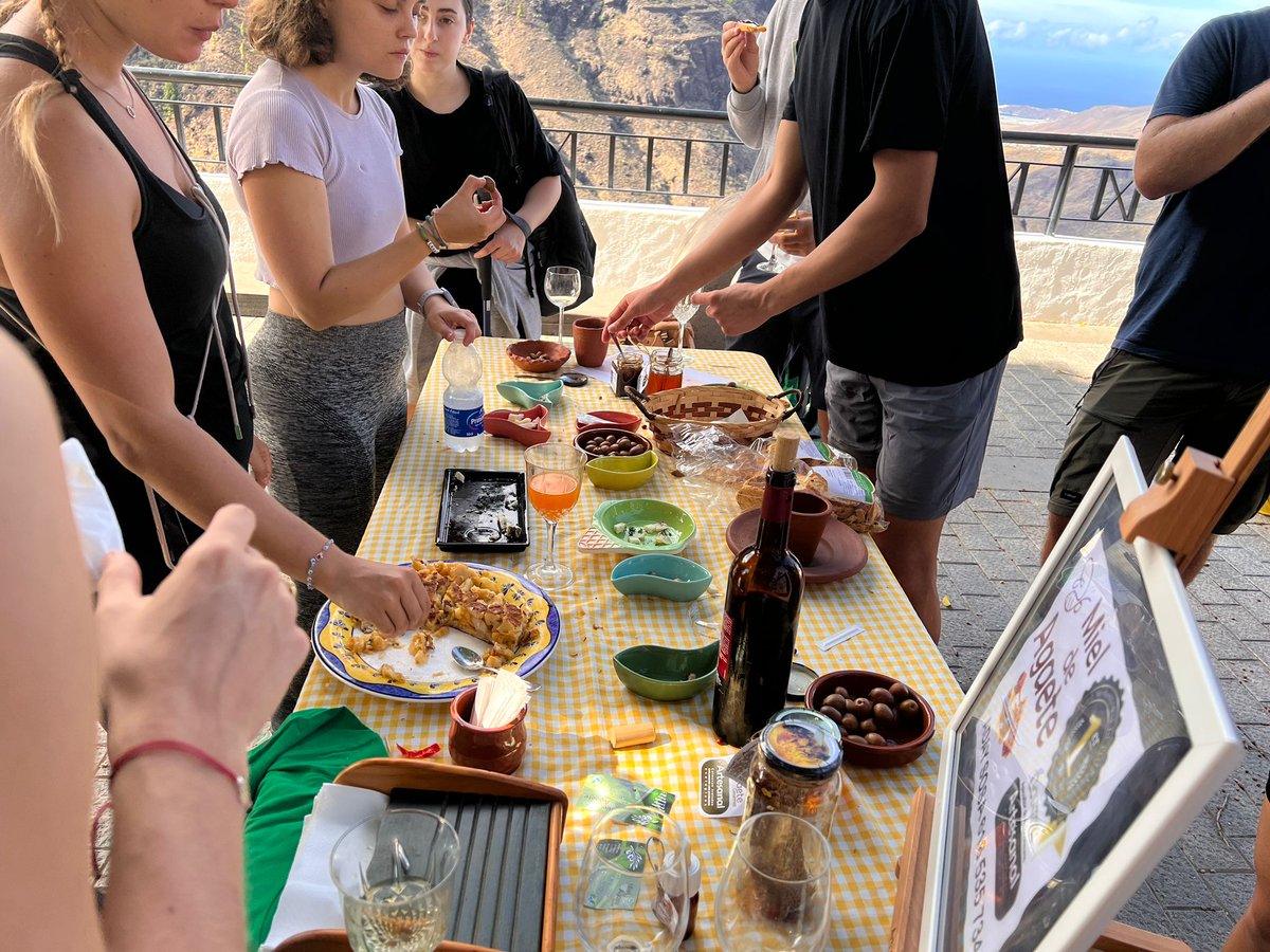 Hoy hemos celebrado la actividad «Modelando las Montañas Sagradas de Gran Canaria». 

Tradiciones 🏺+ senderismo 🎒 + productos locales 🍷🧀 

Parte de la programación del Anaga Biofest.