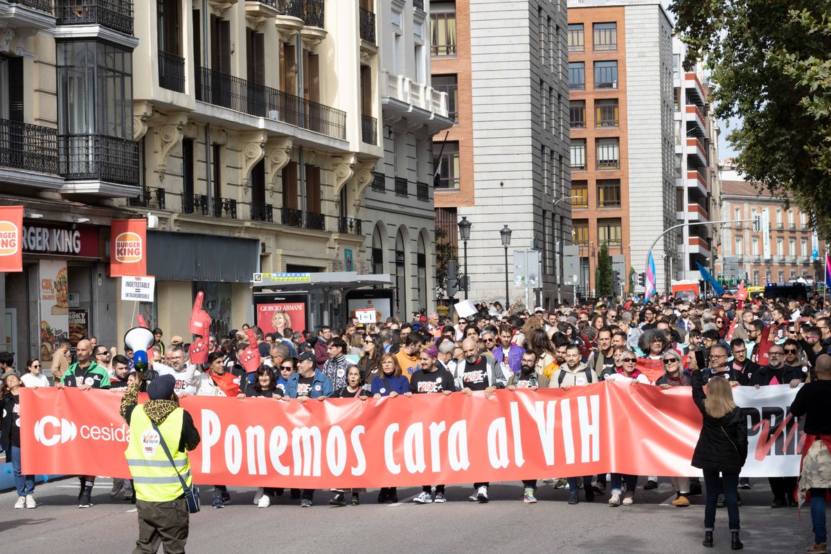 cesida_esp's tweet photo. Más de 4,000 personas han recorrido las calles de Madrid para liderar el camino hacia un mundo sin estigmas en la emocionante marcha #PridePositivo. Gracias a todas, todos y todes ¡Hemos vuelto a hacer historia!

Más info: https://t.co/uQk6NhlXaM https://t.co/QZWerk7EEW