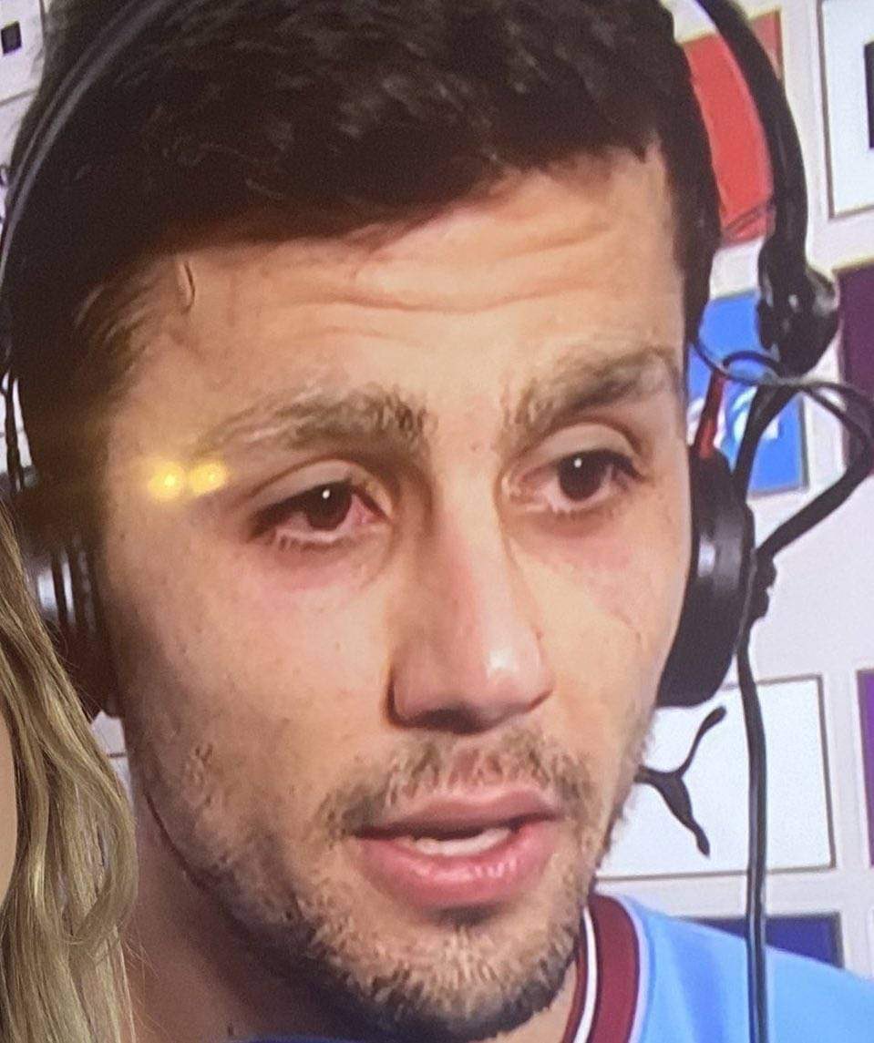 DxBruyneSZN's tweet photo. Rodri watching top boy and De Bruyne watching UFC. It’s so over 🥲 https://t.co/A2CMihP4Fn