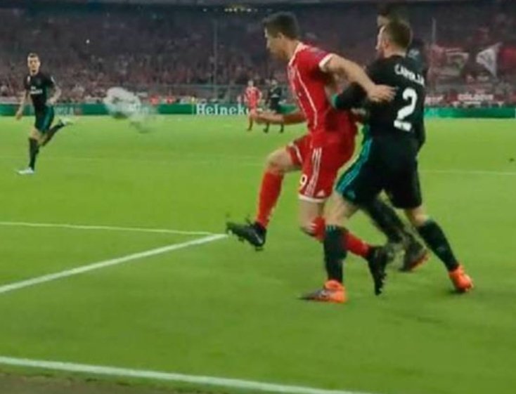 madridblaugrana's tweet photo. 🚨Si las hace Carvajal

🔥"EL MAS LISTO DE LA CLASE"

🚨Si se la hacen a Vinicius

🔥ATRACO De Burgos Bengoetxea

LOGICA MADRIDISTA

🤣🤣🤣🤣🤣🤣🤣🤣🤣🤣🤣🤣🤣 https://t.co/4ficuxNAFP