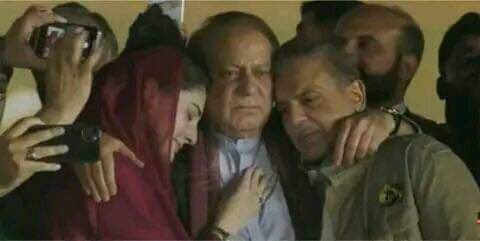 AyeshaEhtishamm's tweet photo. @SSEHBAI1 اب پھر سے یہ مِل کر چوریاں کریں گے۔ https://t.co/Evk5uqLxrD