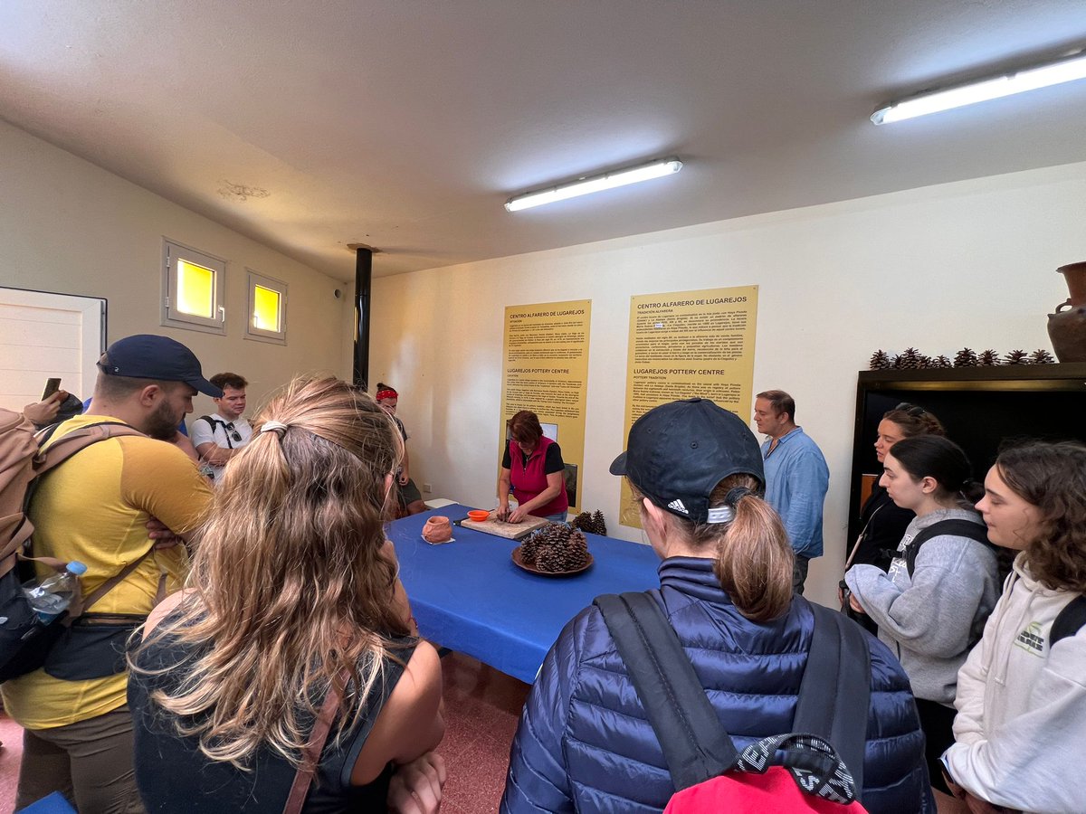 Bioagaete's tweet photo. Hoy hemos celebrado la actividad «Modelando las Montañas Sagradas de Gran Canaria». 

Tradiciones 🏺+ senderismo 🎒 + productos locales 🍷🧀 

Parte de la programación del Anaga Biofest. https://t.co/aJjFGF4ogW