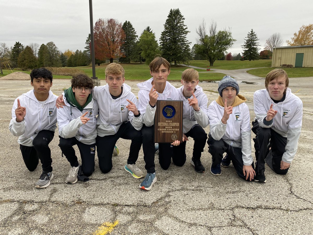 PrebleCC's tweet image. Boys AND Girls Sectional Champions!! Off to state meet in Wisconsin Rapids 🏆 First time since 1988 that both boys and girls won sectional meet.