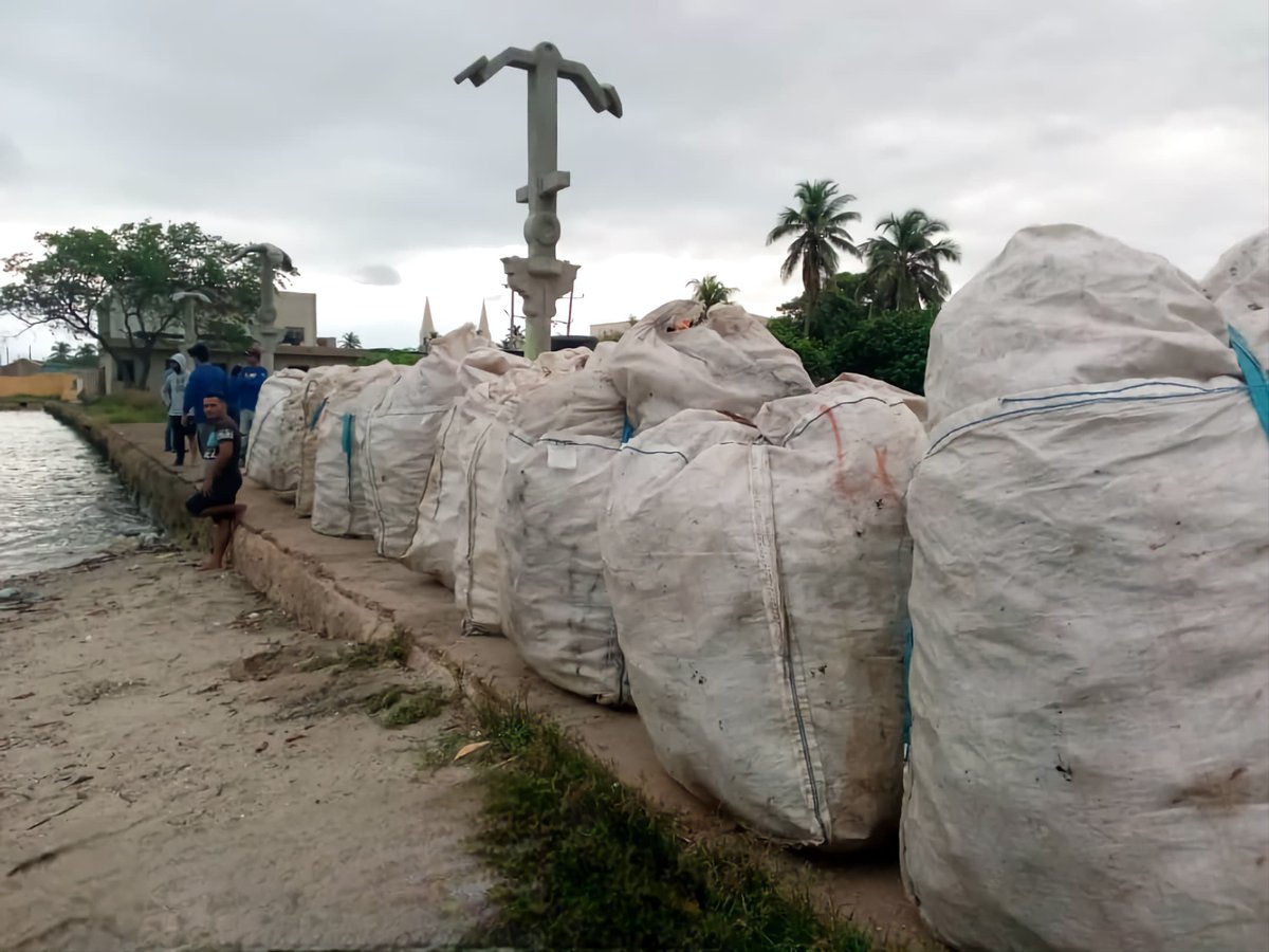 #Zulia | 150 pescadores de San Rafael del Mojan y Santa Cruz de Mara se desplegaron en jornada del Programa Nacional Pesca tu Plástico, logrando la recolección de 5TN de desechos plásticos en pro del saneamiento del Lago de Maracaibo.

<a href="/NicolasMaduro/">Nicolás Maduro</a>
<a href="/Jcloyo/">Juan Carlos Loyo</a>
#VenezuelaEsTradición
