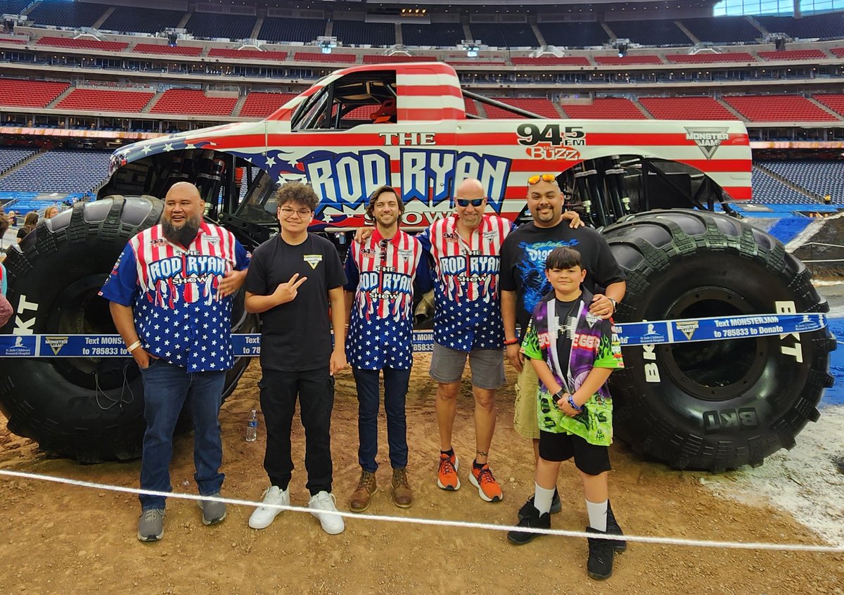 JoeVill5's tweet photo. #MonsterJam #rodryanshow @rodryanshow Houston, TX! https://t.co/hkMoEaMwNe