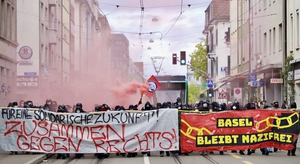 What a day!
Mit einem einem absurden Aufgebot aus mehreren Kantonen, 2 Helikoptern und 2 Wasserwerfern hat die Polizei versucht, unsere antifaschistischen Demos im Keim zu ersticken. Auch in Weil am Rhein haben die deutschen Cops gezeigt, auf welcher Seite sie stehen.
1/4