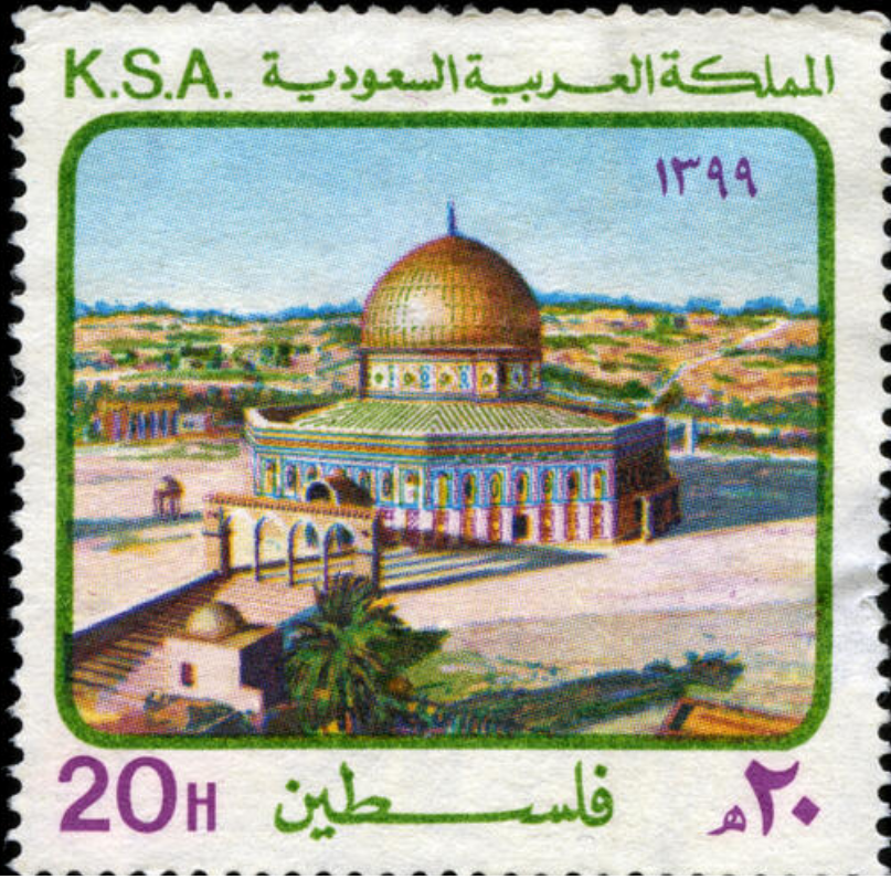 طابع بريدي بتاريخ 1399هـ يحمل صورة قبة الصخرة بـ #المسجد_الأقصى في #فلسطين.

قامت #السعودية بترميم مبنى قبَّة الصخرة، وقد تمَّ تغيير الأعمدة التي طرأ عليها الخراب بأعمدةٍ من حجارة جبالٍ في #السعودية بجانب وادي فاطمة (مرّ الظهران).

مجلة المنهل، رجب 1378 هـ (1959 م).