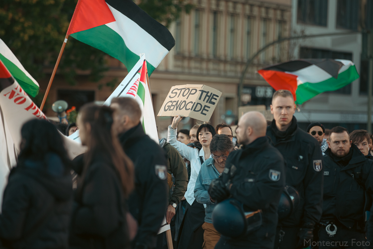 A crowded demonstration took the street of #Kreuzberg in #Berlin, in solidarity with #Palestine, this afternoon. In view of the massive participation, the police allowed the march to continue to Hermanplatz, where it arrived without incident.

#FreePalestine #FreeGaza #B2110