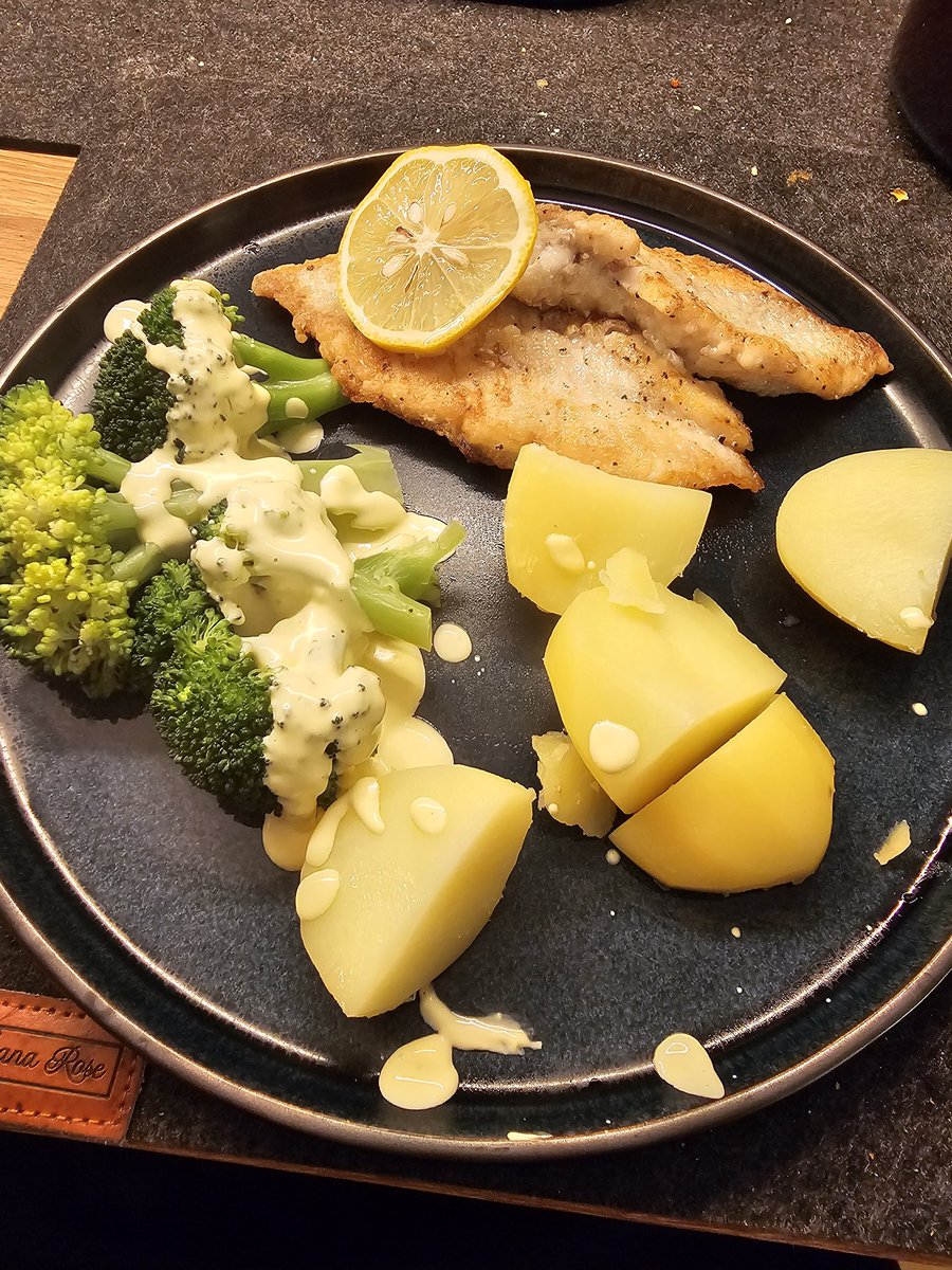JustASmartie's tweet photo. Heut in der Küche, der samstags Fisch.
Mehlierter #rotbarsch an Salzkartoffeln und Brokkoli mit einer zarten Sc. Hollandaise.
#sterneküche #calmdown #cookingguy #dinnertime https://t.co/wzTVJNmJKC