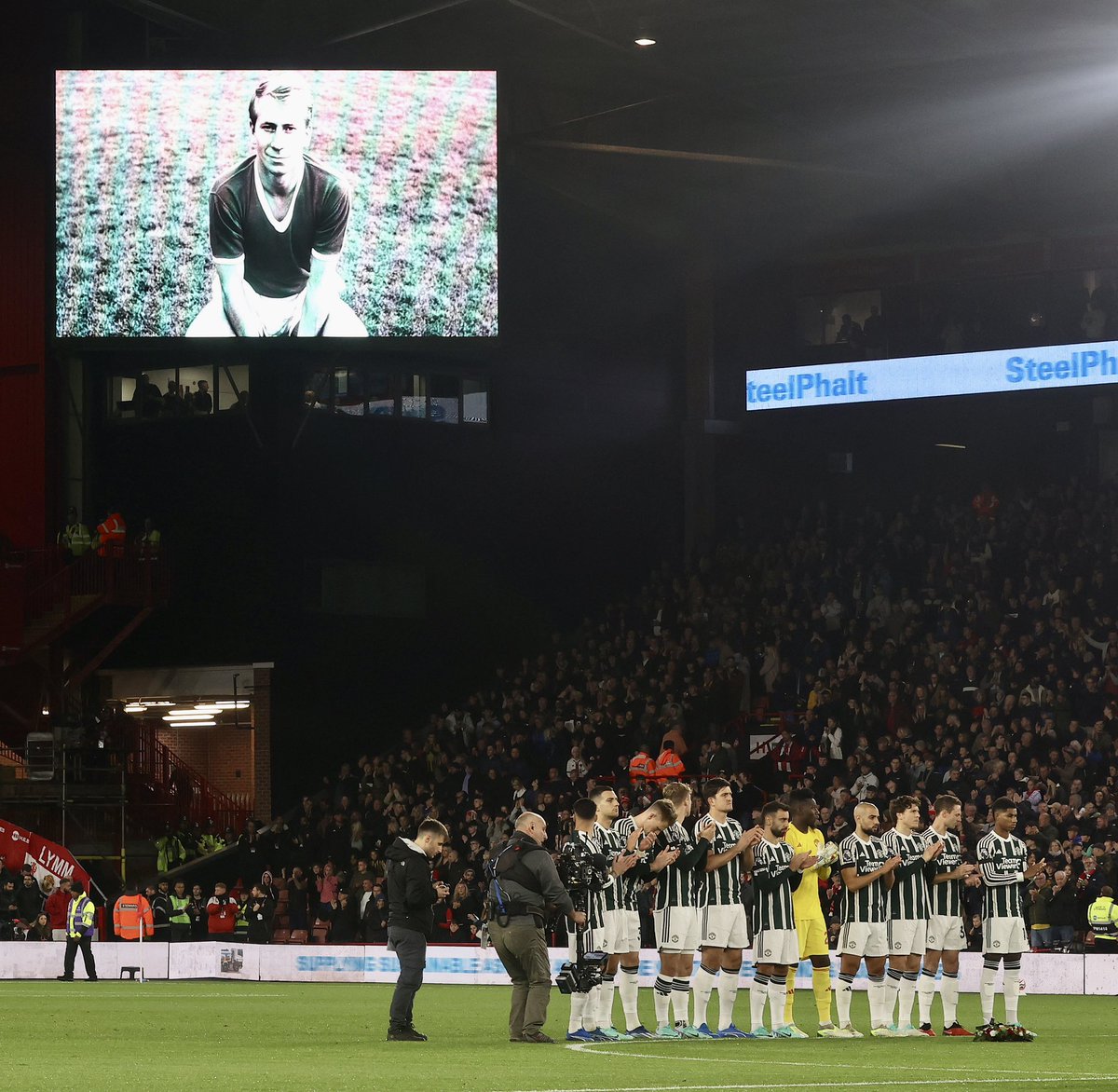 For you, Sir Bobby 🙏 #MUFC || #SHUMUN