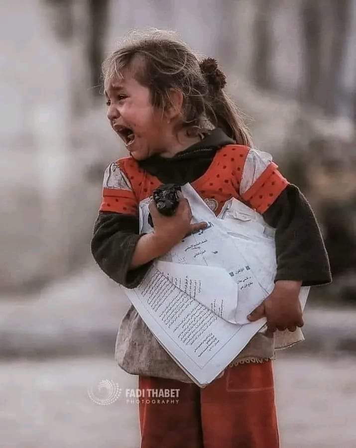 عزيزتي الصغيرة أتمنى بعد كل هذا التشبث بكتابك ألا تجدي فى أول صفحاته "إن العرب إخوة" حتى لا يضيع عمرك في كذبة. 🖤🖤