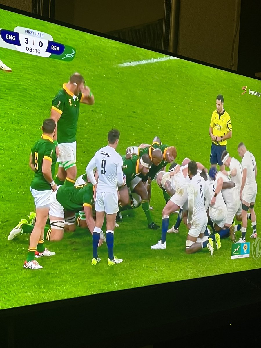 thtso's tweet image. #RSAvsENG

What’s happening today yohhh this ref 😭😭😭😭😭😭🙇🏽‍♀️🙇🏽‍♀️Mandela we need you 😭😭😭😭
