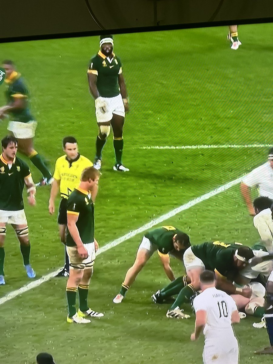 Diegochuene's tweet image. Retweet if you agree the referee is against South Africa #RSAvsENG