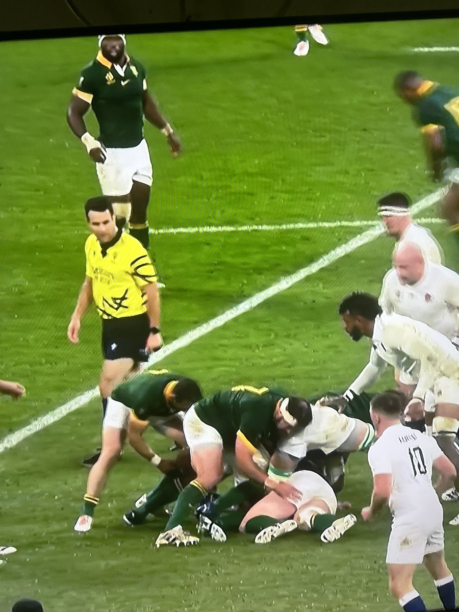 Diegochuene's tweet image. Retweet if you agree the referee is against South Africa #RSAvsENG