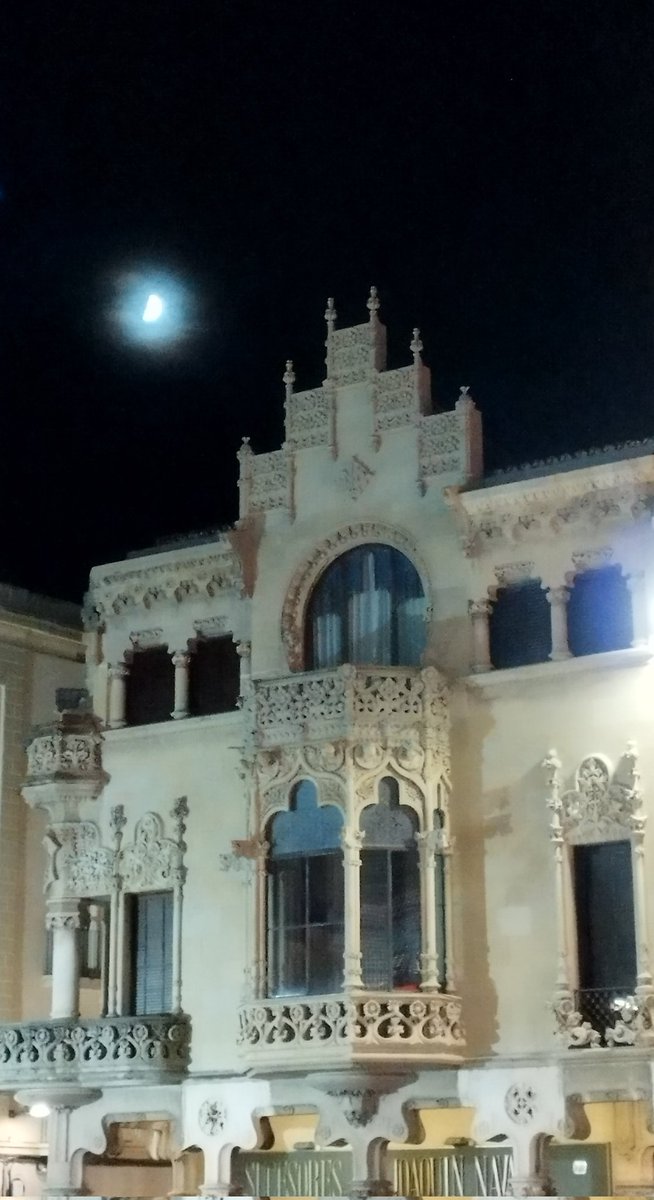Gemmaroig3's tweet photo. Vespres de tardor, Casa Navàs Reus.
#tardor #Reus #casanavàs #modernisme #vespres #moonlight https://t.co/HYXo2vythS