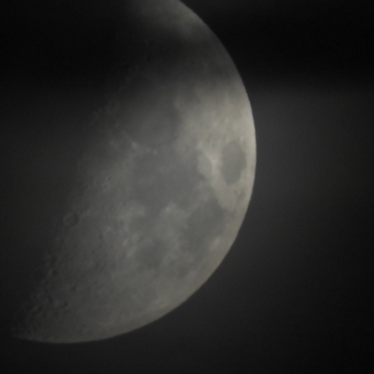 SpitfireSteve's tweet photo. #MoonObserversDay @MoonHourSocial @chickebabe3 @nasahqphoto Last one's for tonight I think. 20.20, 21/10/23 https://t.co/uDt9x4djfu
