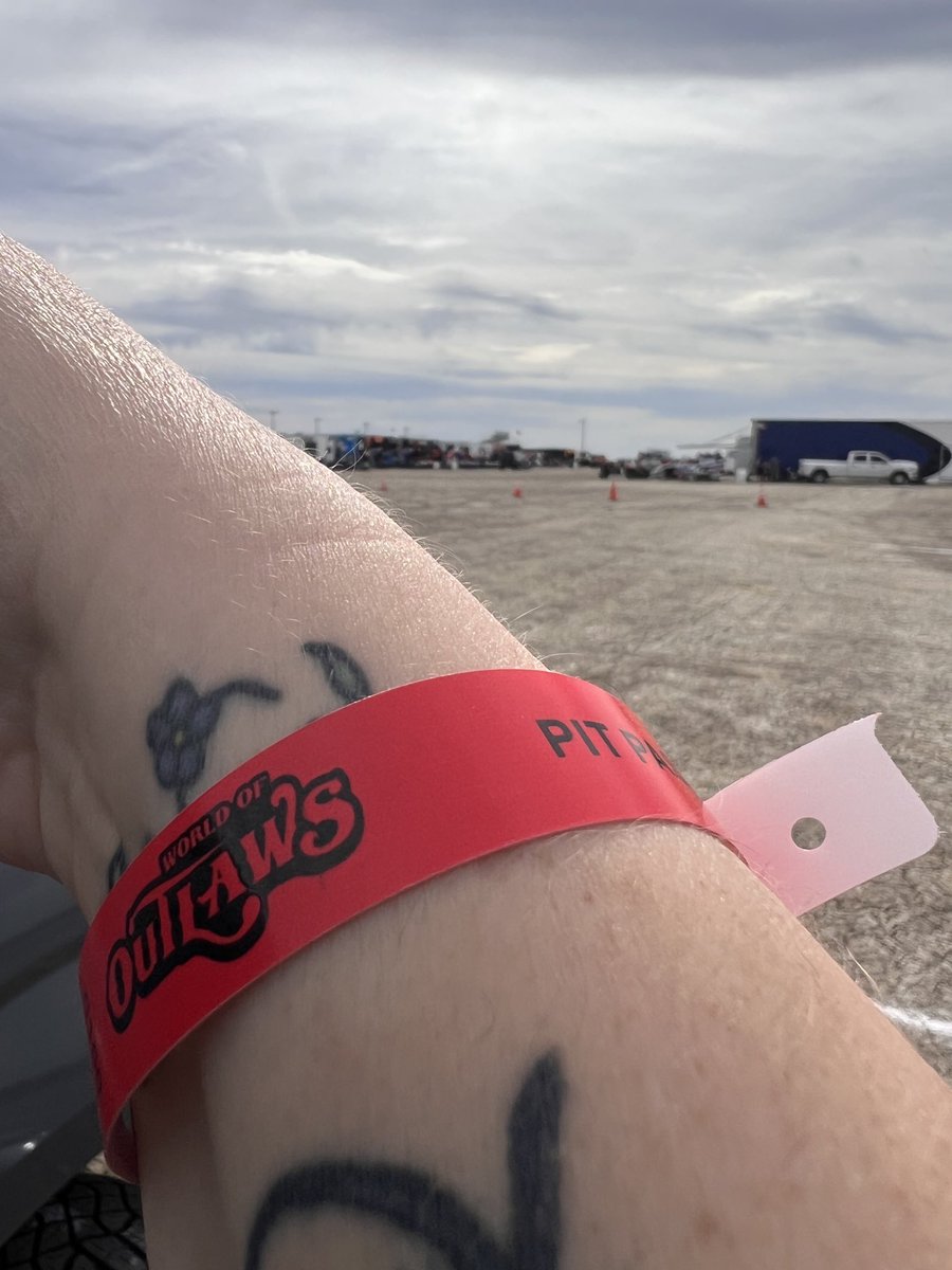 ShawnaRobbins_9's tweet photo. #HereWeGo #DevilsBowl #FinalStampede 
⁦@WorldofOutlaws⁩ https://t.co/ZyJ8Mj1zrp
