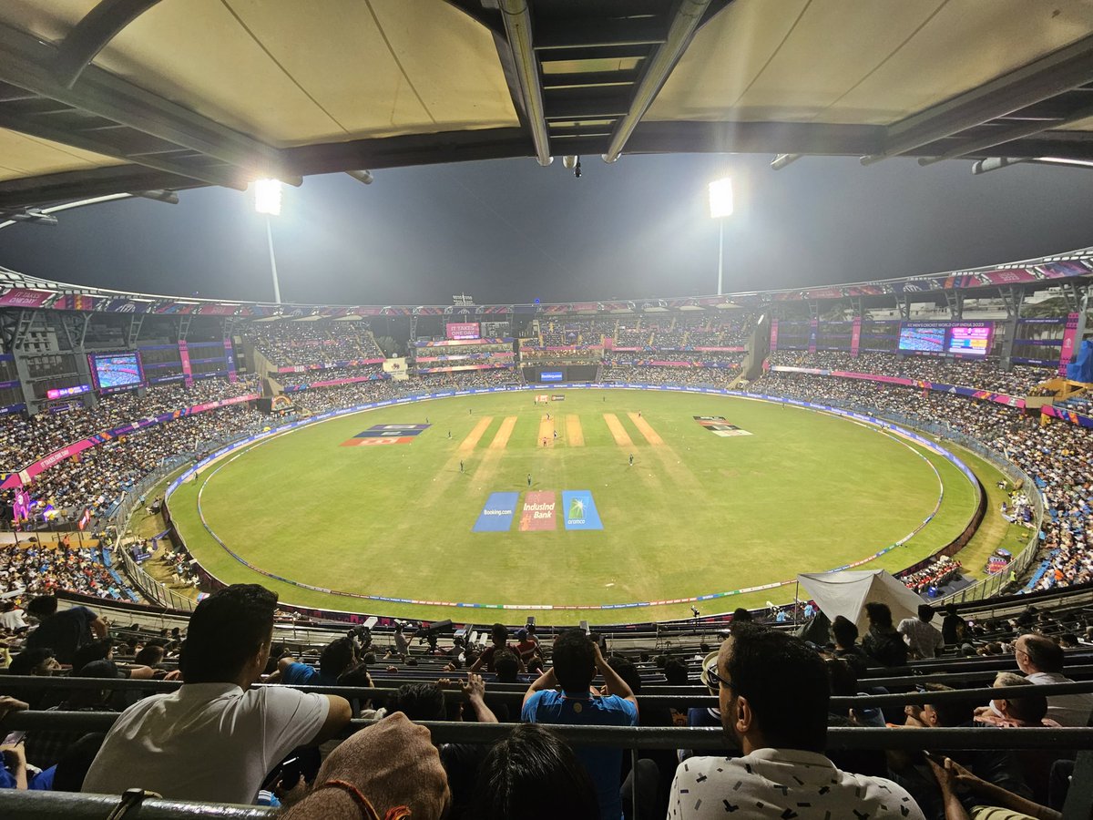 Sporty_Baba's tweet photo. Wankhede was a proper vibe for Eng-SA 👌 

The slow clap, Klassen chants, Mexican wave, Sachin Sachin chant, flashlights. It had it all.

@mroller98 had said that the tournament required a Mumbai Mayhem. It got one today. https://t.co/7HqnbjU7wf